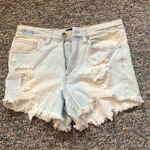 Kendall and Kylie light wash “The icon shorts”